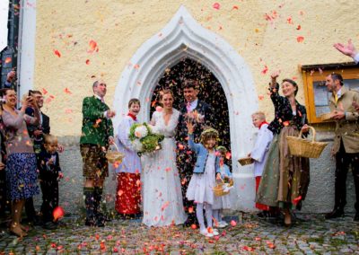 Blumenregen für das Brautpaar nach der kirchlichen Trauung am Chiemsee