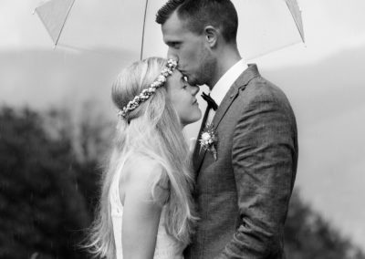 Hochzeitsfotos und Brautpaarfotos im Regen